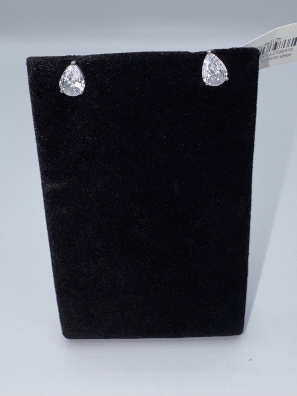 18k 0.75ct  Pear Cut Studs - Picture 12 of 13